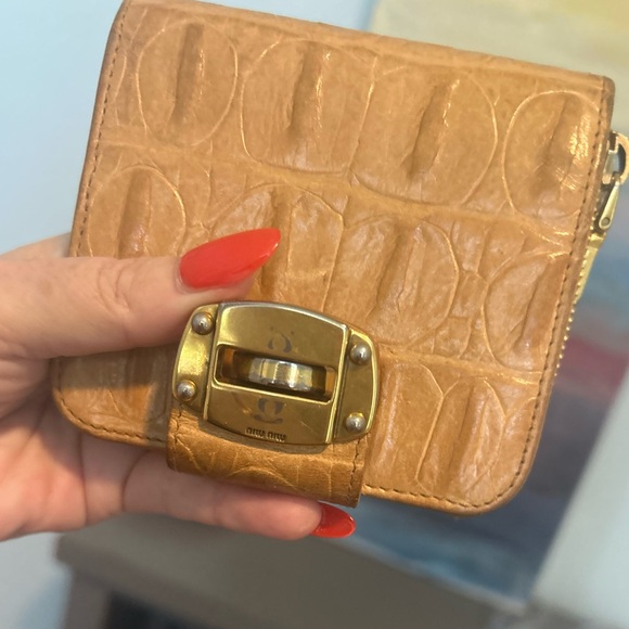 Miu Miu Tan Croc-Embossed Leather Compact Wallet - Picture 12 of 15